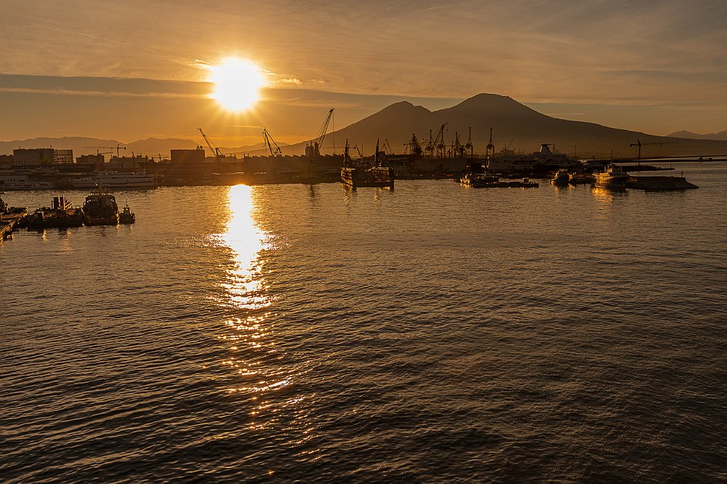 21 - NAPOLI - ORA D'ORO SUL PORTO.jpg